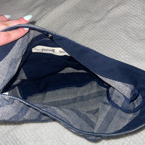 Thirty-One Retro Metro Crossbody Bag - Picture 2 of 3